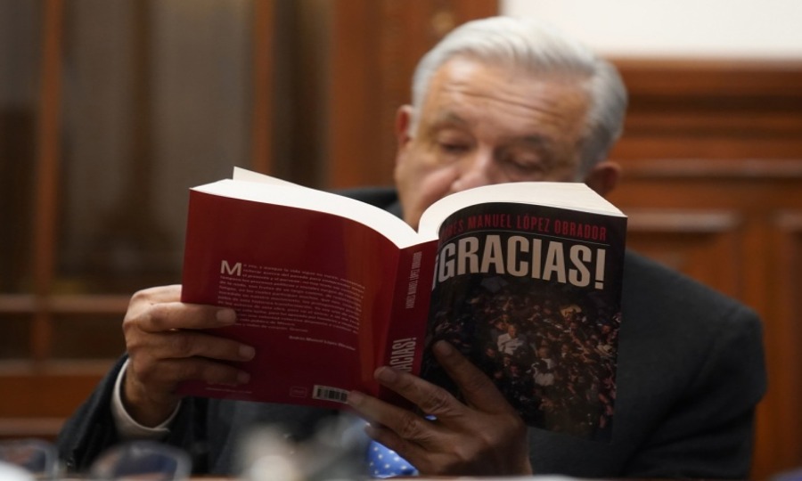 TEPJF desecha queja contra libro de AMLO Mujer es Más